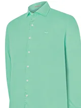 Camisa de manga larga celeste claro con cuello italiano y logo bordado en el pecho.