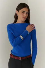 Buzo de punto morley color azul claro, con escote bote y mangas largas.