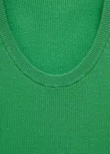 Musculosa azul marino de punto fino con tirantes finos y cuello redondo.