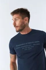 Remera blanca de algodón con cuello redondo y estampado frontal con texto en gris.