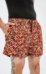 Short de baño de microfibra de secado rápido, con estampado de rosas rojas y figuras de mujeres en estilo pin-up. Incluye malla interna y un bolsillo trasero.