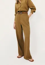 Pantalón de vestir color marrón, de corte recto y tiro alto, con bolsillos laterales y presillas para cinturón.