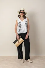 Pantalón italiano de lino azul marino, de corte amplio, con cintura elastizada y cordón ajustable.