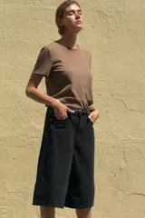 Camiseta marrón de algodón con cuello redondo, corte recto y mangas cortas. Tiene un efecto de lavado que le da un aspecto vintage.