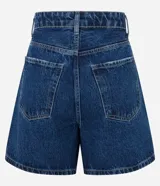 Short de jean azul oscuro, corte mom, tiro alto, con bolsillos delanteros y traseros, y cintura con trabillas.