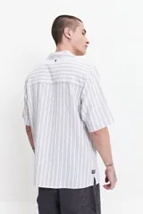 Camisa de manga corta a rayas con textura y fit regular.