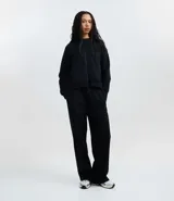 Pantalón recto femenino color negro, confeccionado en algodón con felpa, con cintura ajustable mediante cordón y caída suelta.