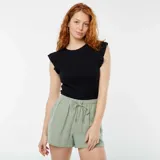 Remera negra de punto con cuello redondo y mangas cortas con volantes.