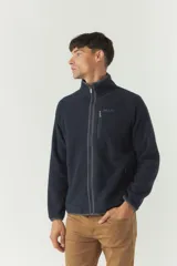 Campera polar azul marino de poliéster con cuello alto, cierre frontal, bolsillos laterales y logo estampado en el pecho.