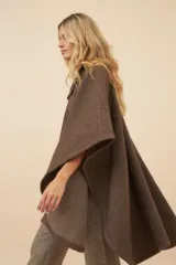Poncho unisex de lana color marrón con cuello alto y broche a presión. Diseño exclusivo de Don Baez, hecho en Uruguay.