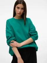 Sudadera verde esmeralda de corte amplio y mangas largas.