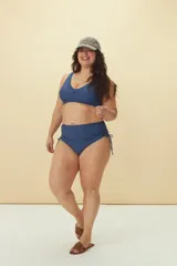 Calzón de bikini tiro alto color negro, con laterales ajustables con cordones.