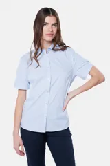 Camisa celeste rayada entallada de manga corta, con cuello abotonado y cierre frontal con botones.