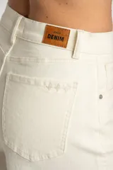Pantalón de jean color crudo, corte wide leg y tiro medio.