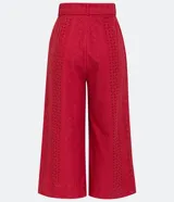 Pantalón pantacourt color ladrillo con textura de laise, bolsillos laterales, cinturón con hebilla forrada y cierre frontal con cremallera.
