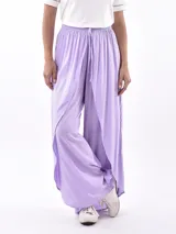 Pantalón palazzo lila con cintura elastizada y aberturas frontales.