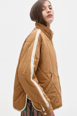 Campera marrón acolchada con cierre frontal y bolsillos laterales. Diseño con dos líneas blancas verticales en las mangas.