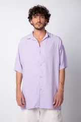 Camisa de manga corta en color lila, de tela fibrana premium y corte oversize.