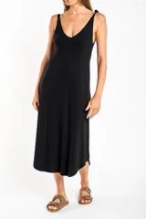 Vestido midi negro de viscosa con breteles finos y escote en V.