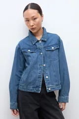 Chaqueta de jean de lavado medio, corte holgado, con cuello y puños de tela estampada a cuadros vichy en blanco y negro.