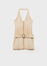 Vestido corto color beige, con cuello halter, cierre frontal con cremallera y cinturón con hebilla.