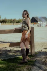 Minifalda agamuzada color borgoña con flecos y bordado a mano.