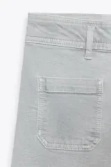 Pantalón de jean celeste de tiro alto y corte wide leg, con bolsillos frontales y traseros, cierre frontal con cremallera y botón metálico.