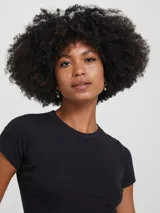 Top corto negro de manga corta, con cuello redondo y tejido acanalado.