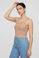 Musculosa de bretel fino con estampado animal print de cebra en tonos marrones, corte al cuerpo y escote cuadrado.