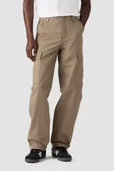 Pantalón cargo color beige, de corte recto y tiro medio, con bolsillos laterales con solapa y bolsillos traseros.