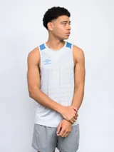 Musculosa deportiva Umbro color gris claro con detalles en azul en los hombros y logo de la marca en el pecho.