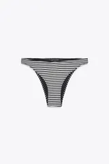 Braguita de bikini de tiro medio con cintura elástica y forro interior. Diseño a rayas horizontales blancas y negras.