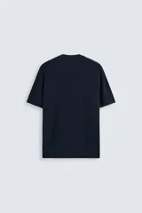 Camiseta negra de corte recto y manga corta, tejida en punto perlado de algodón.