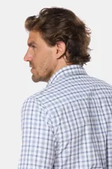 Camisa de manga larga a cuadros blancos y azules, con cuello abotonado y logo bordado en el pecho.