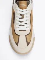 Zapatillas deportivas Tommy Hilfiger Classics, color beige con detalles en marrón y blanco. Confeccionadas en cuero y poliéster, con suela de goma y logo de la marca en el lateral.