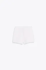 Falda pantalón corta negra de tiro medio con corte asimétrico.