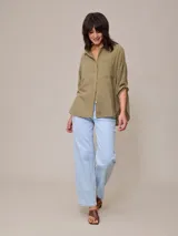 Pantalón de jean azul de corte recto, con tiro alto y bolsillos delanteros y traseros. Confeccionado en denim con elastano.