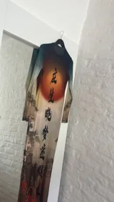 Vestido midi ajustado de microtul con estampado de paisaje oriental y letras chinas.