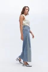 Pantalón de jean wide leg de diseño bicolor en denim de algodón. Presenta una silueta holgada y de pierna ancha con contraste entre los tonos de gris claro y oscuro. Tiene pretina alta.