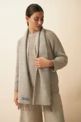 Bufanda unisex con flecos, confeccionada en lana fina sin teñir, con diseño pata de gallo en tonos beige y marrón.