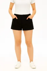 Short negro de algodón y elastano, tiro medio y corte ajustado.