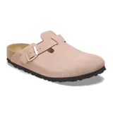 Zueco Boston LEVE de gamuza color rosa claro, con plantilla anatómica de corcho y hebilla metálica ajustable.