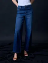 Pantalón de jean azul de tiro alto y pierna ancha, marca Djeans. Tiene pretina con pasadores, botón y cierre. Cuenta con bolsillos delanteros y traseros.
