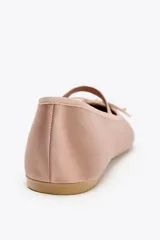 Zapato bailarina color rosa viejo, de efecto satinado, con punta cuadrada, tira elástica y lazo decorativo en la parte delantera.