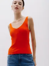 Top de punto color naranja, con cuello en V, breteles anchos y diseño ajustado.