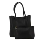 Cartera tipo tote bag color negro, con textura símil cuero y doble asa de hombro. Incluye un monedero con cierre.
