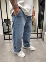 Pantalón de jean celeste claro, corte amplio tipo baggy.