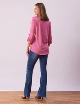 Blusa negra texturada marca Ninety, con cuello a la base, escote en V y abertura central con botones. Delantera con bolsillo y mangas tres cuartos regulables con presilla y botón.