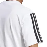 Remera blanca de corte clásico con mangas cortas y cuello redondo. Presenta el logo de Adidas bordado en el pecho y las tres tiras negras características de la marca en los hombros.
