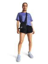 Remera deportiva Under Armour color fucsia con estampado floral en relieve y logo en el pecho.